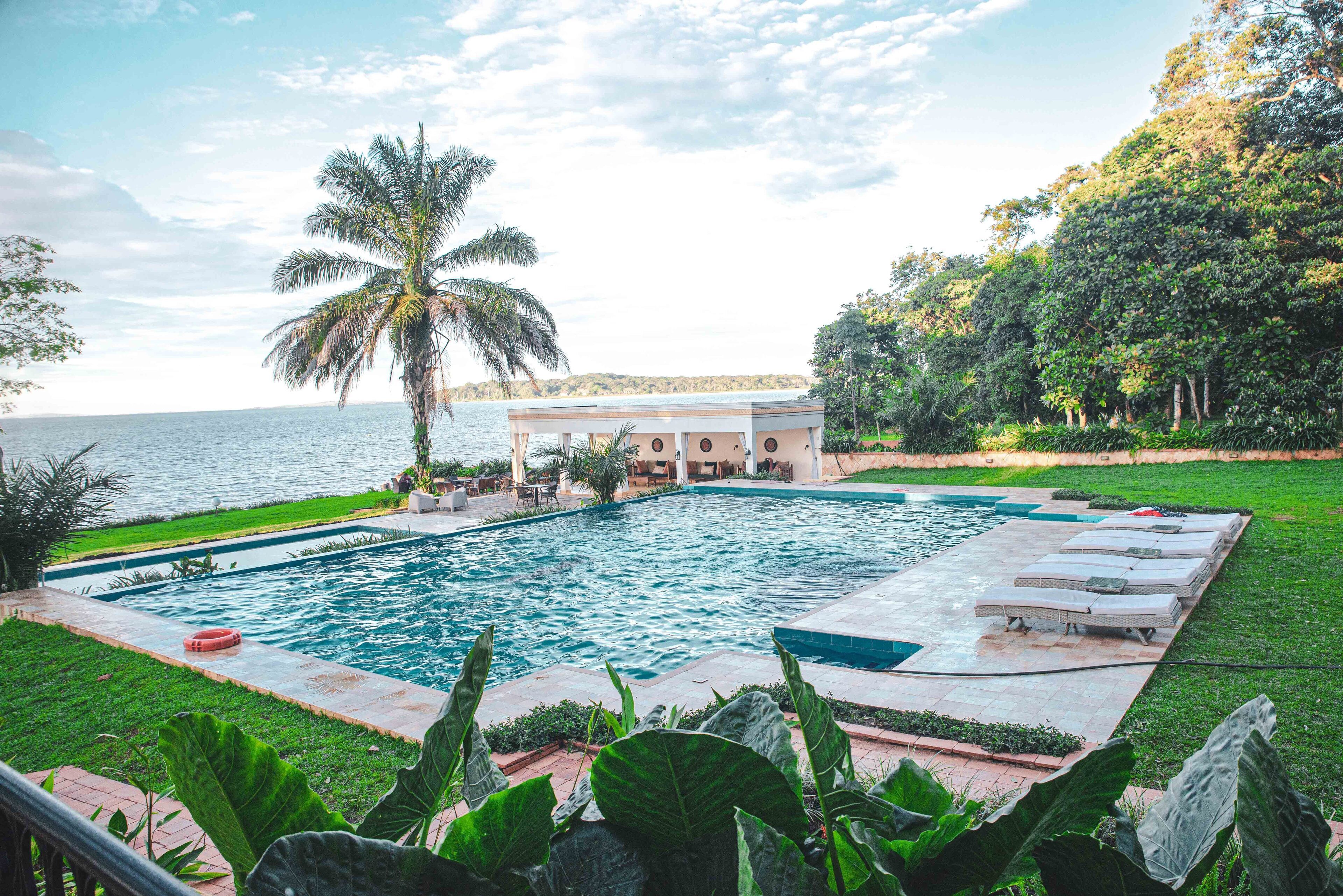 2 座室外游泳池