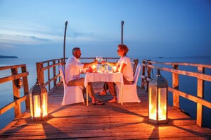 Serveert ontbijt, lunch, diner, lokale en internationale gerechten