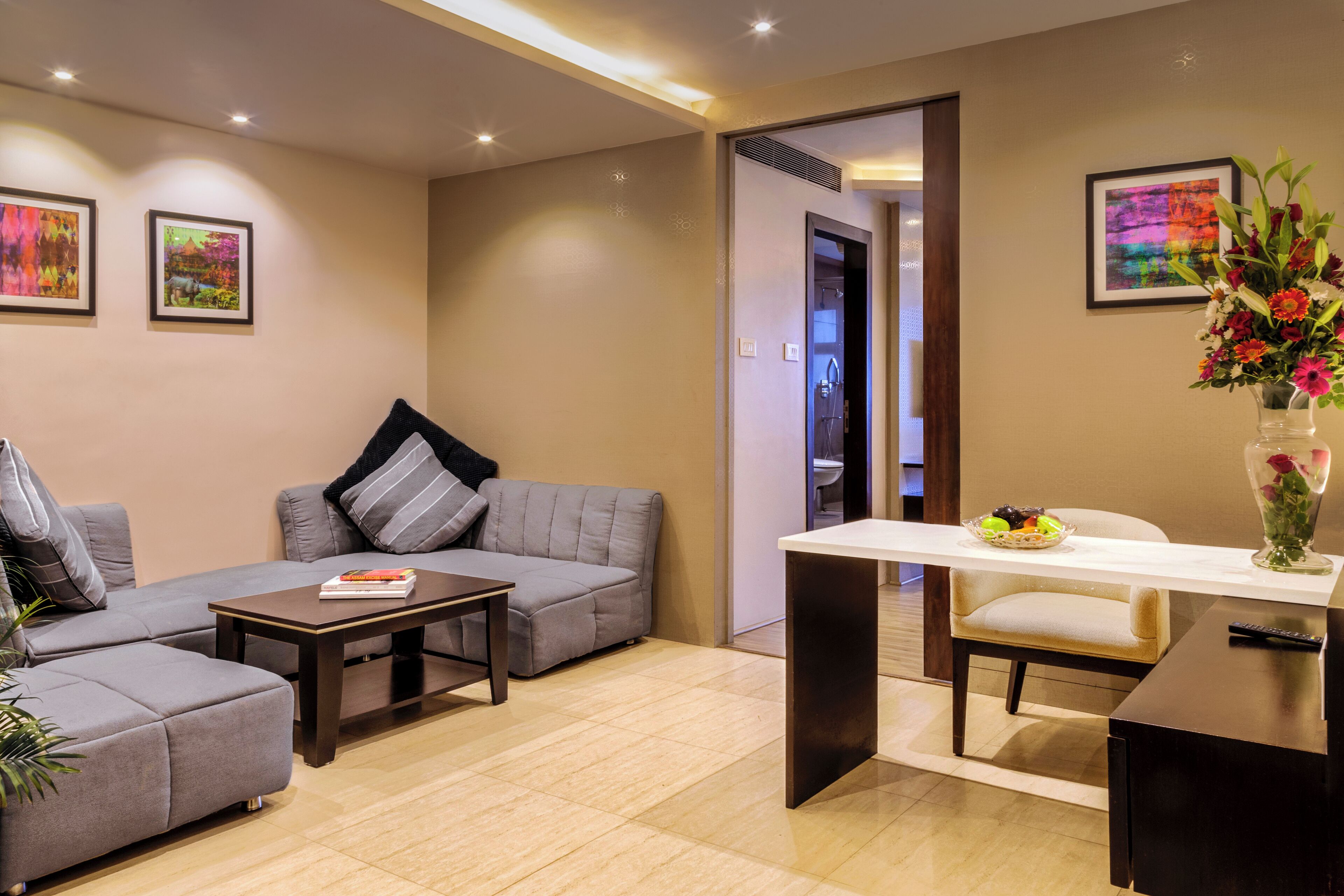 Svit Grand - badkar - utsikt mot staden | Vardagsrum | Platt-tv