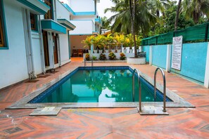 Kolam renang outdoor, dengan payung kolam renang dan kursi berjemur