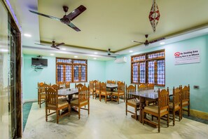 Melayani sarapan, makan siang, dan makan malam