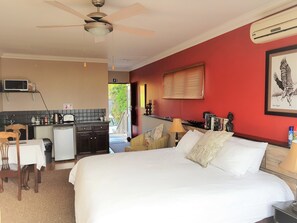 Design Studio Suite, Kitchen, Sea View | Private kitchenette