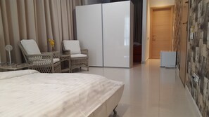 Estudi Deluxe, 1 dormitori, vistes a la platja, al costat de la platja | Sala d'estar | Televisor de pantalla plana 