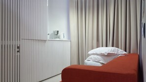 Deluxe-Studio, 1 Schlafzimmer, Strandblick, am Strand | Wohnbereich | Flachbildfernseher
