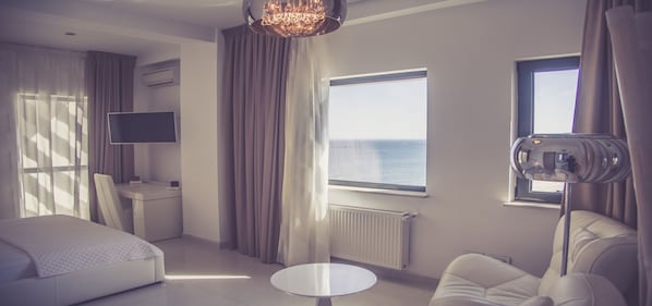 Estudio Deluxe, 1 habitación, vista a la playa, junto a la playa | Área de sala de estar | Televisión de pantalla plana 