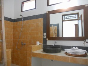 Junior suite | Badkamer | Een douche, gratis toiletartikelen, handdoeken