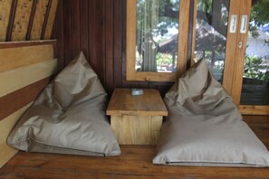 書桌、摺床/加床 (收費)