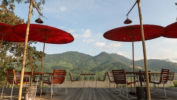 Breakfast, lunch, dinner served; Thai cuisine