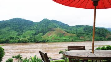 Breakfast, lunch, dinner served; Thai cuisine