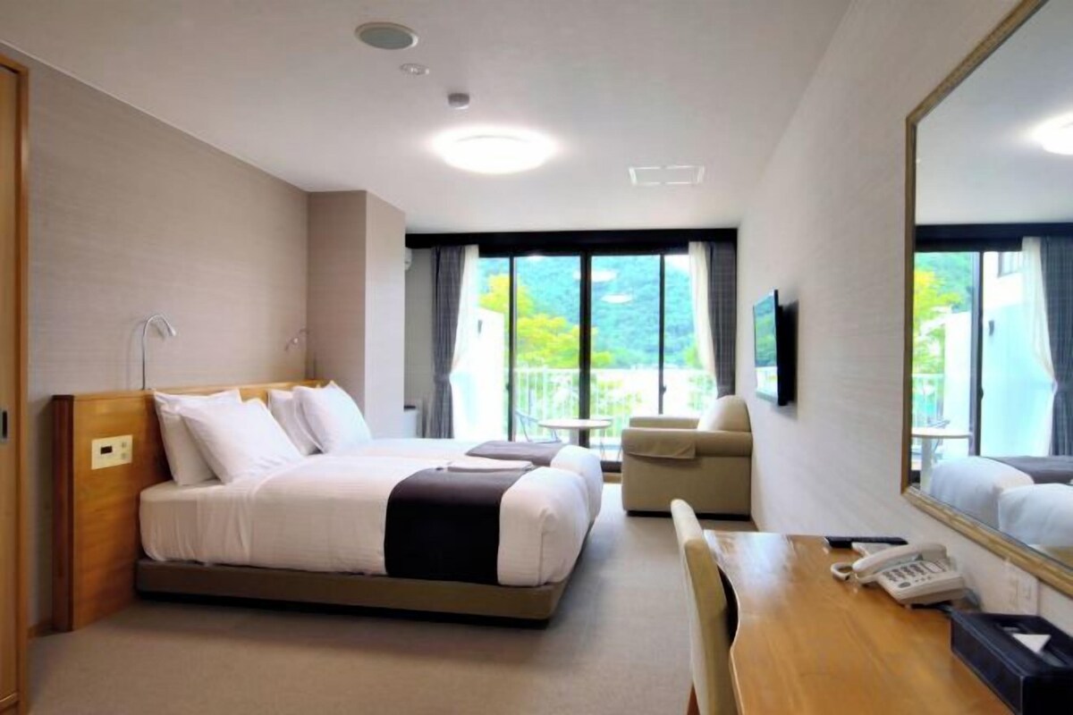 Deluxe Twin Room With Lake View