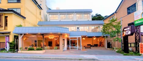 Vista frontal de la propiedad