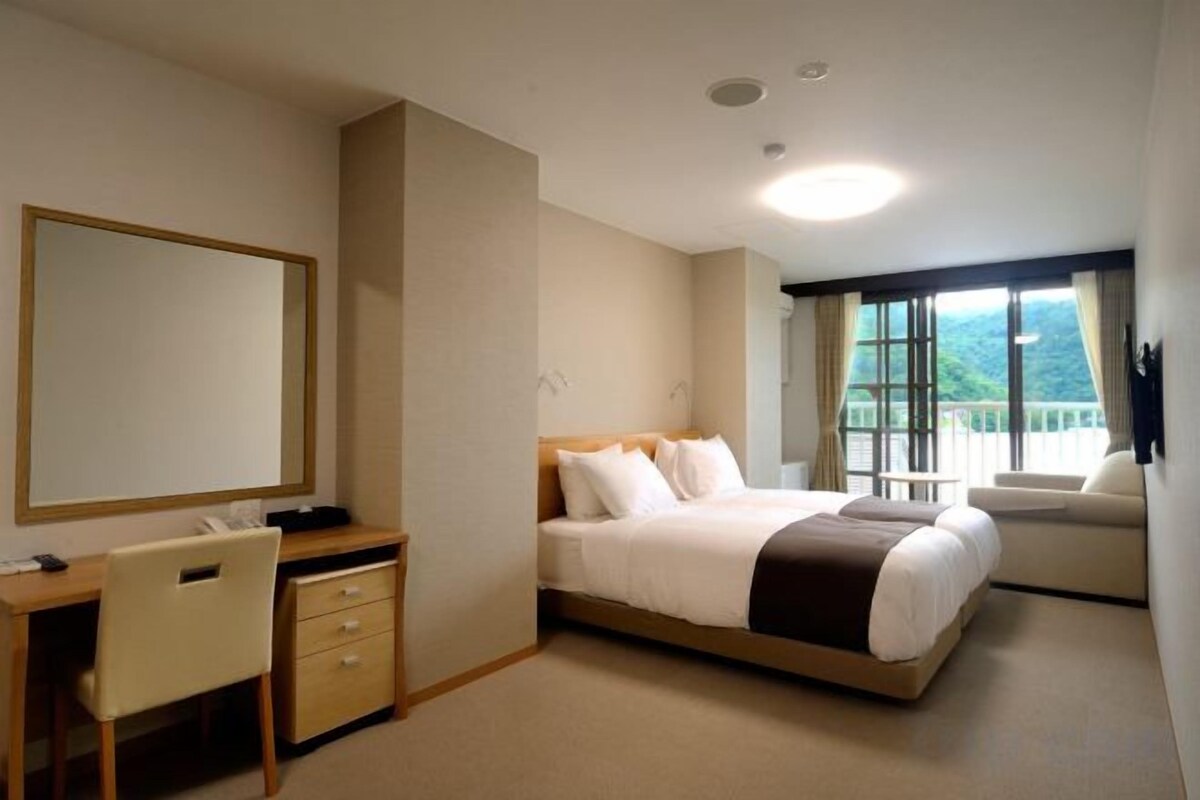 In-room safe, desk, soundproofing, WiFi (free)
