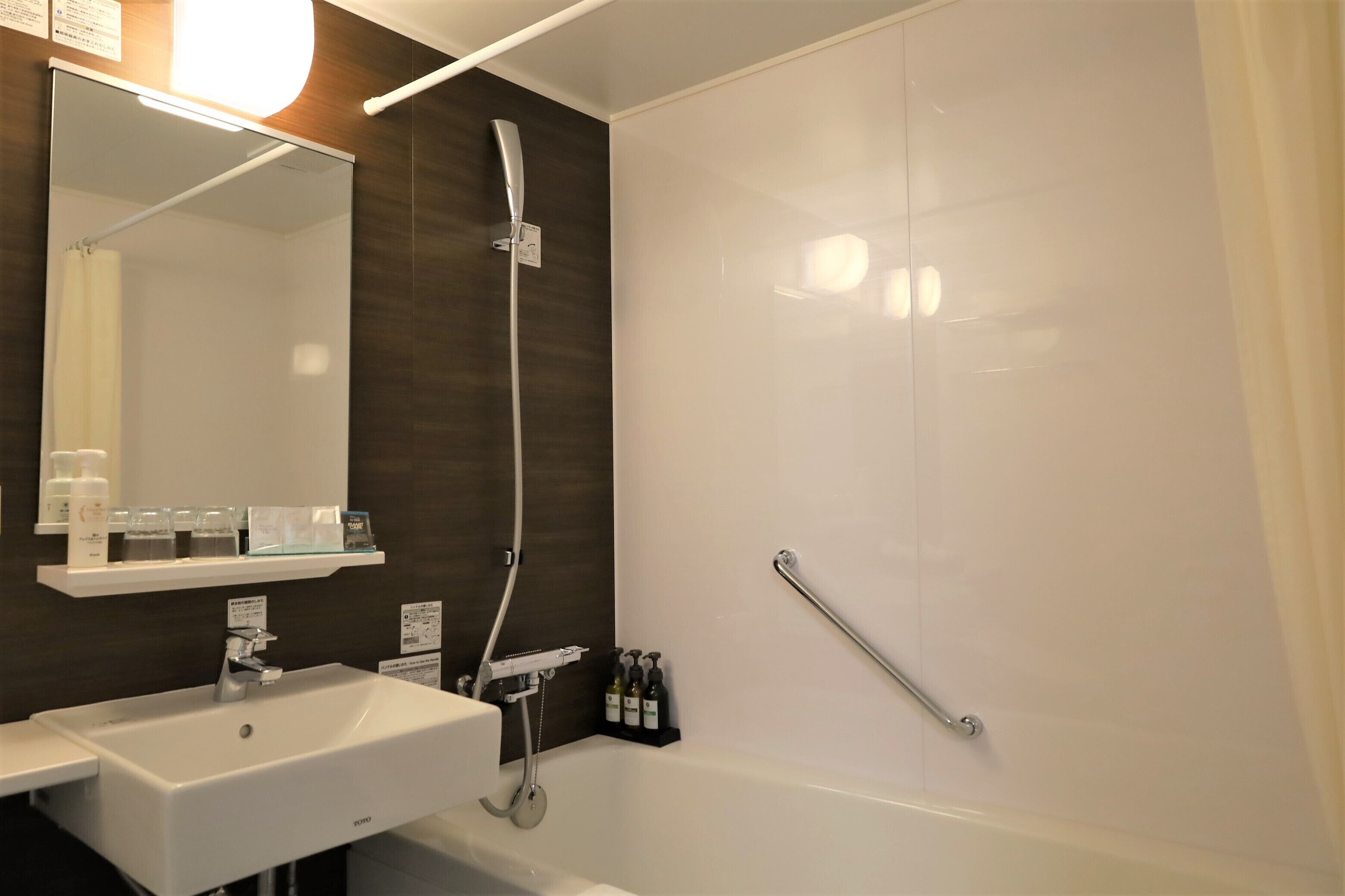 standard twin room | bathroom | combined shower/bathtub, deep-soaking bathtub, free toiletries