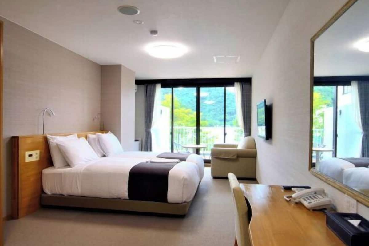 In-room safe, desk, soundproofing, free WiFi