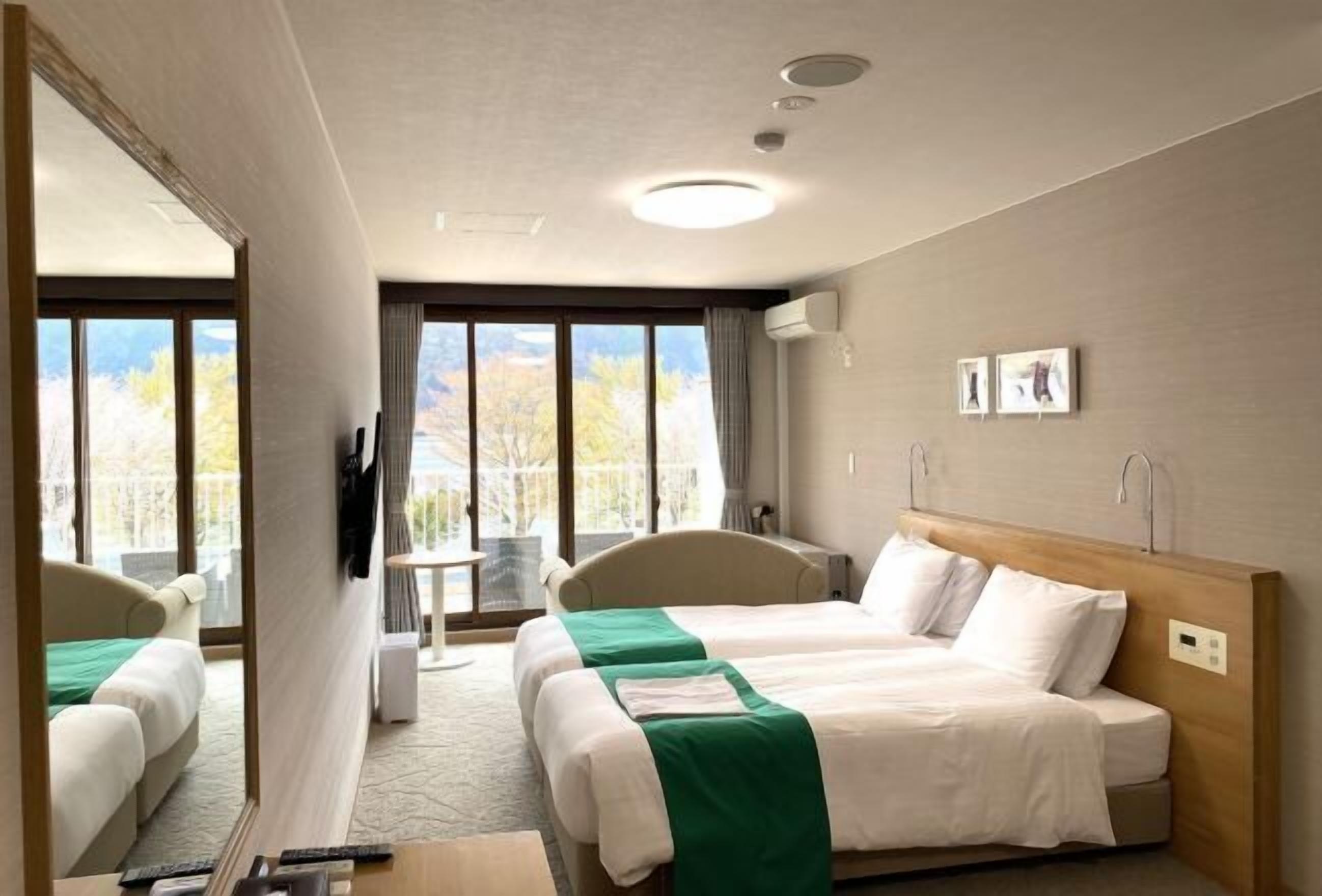 Caja fuerte, escritorio, sistema de insonorización y wifi gratis