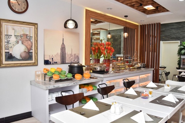 Melayani sarapan, makan siang, dan makan malam