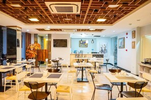 朝食、ランチ、ディナーに営業