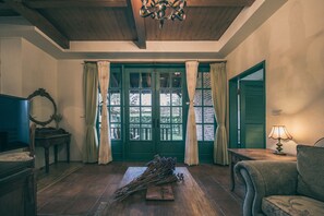 Deluxe Double Room, 1 King Bed | Living room | 42-inch LCD TV with cable channels, TV, DVD player - Sunday Home (Sanxing)