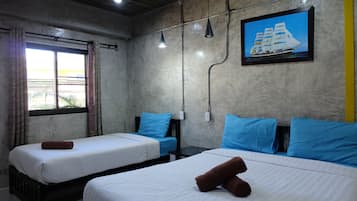 Classic Triple Room | Desk, free WiFi