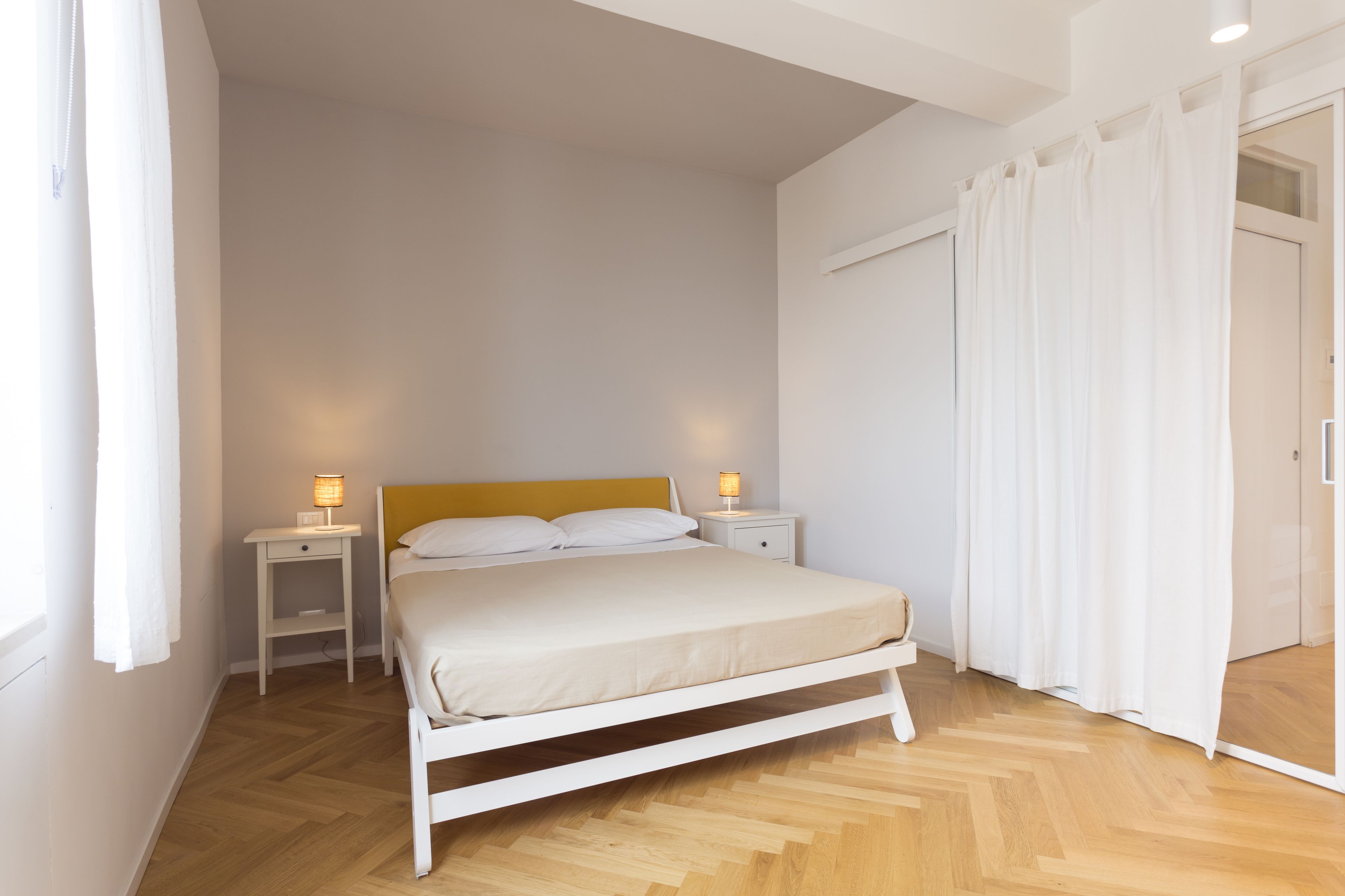 Ropa de cama de alta calidad y caja de seguridad en la habitación 