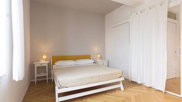 Ropa de cama de alta calidad y caja de seguridad en la habitación