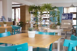 Café da manhã com buffet grátis todos os dias