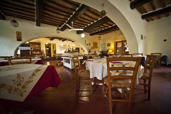 Melayani makan siang dan makan malam