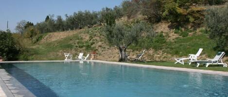 Kauden mukainen ulkouima-allas, aurinkovarjoja, aurinkotuoleja