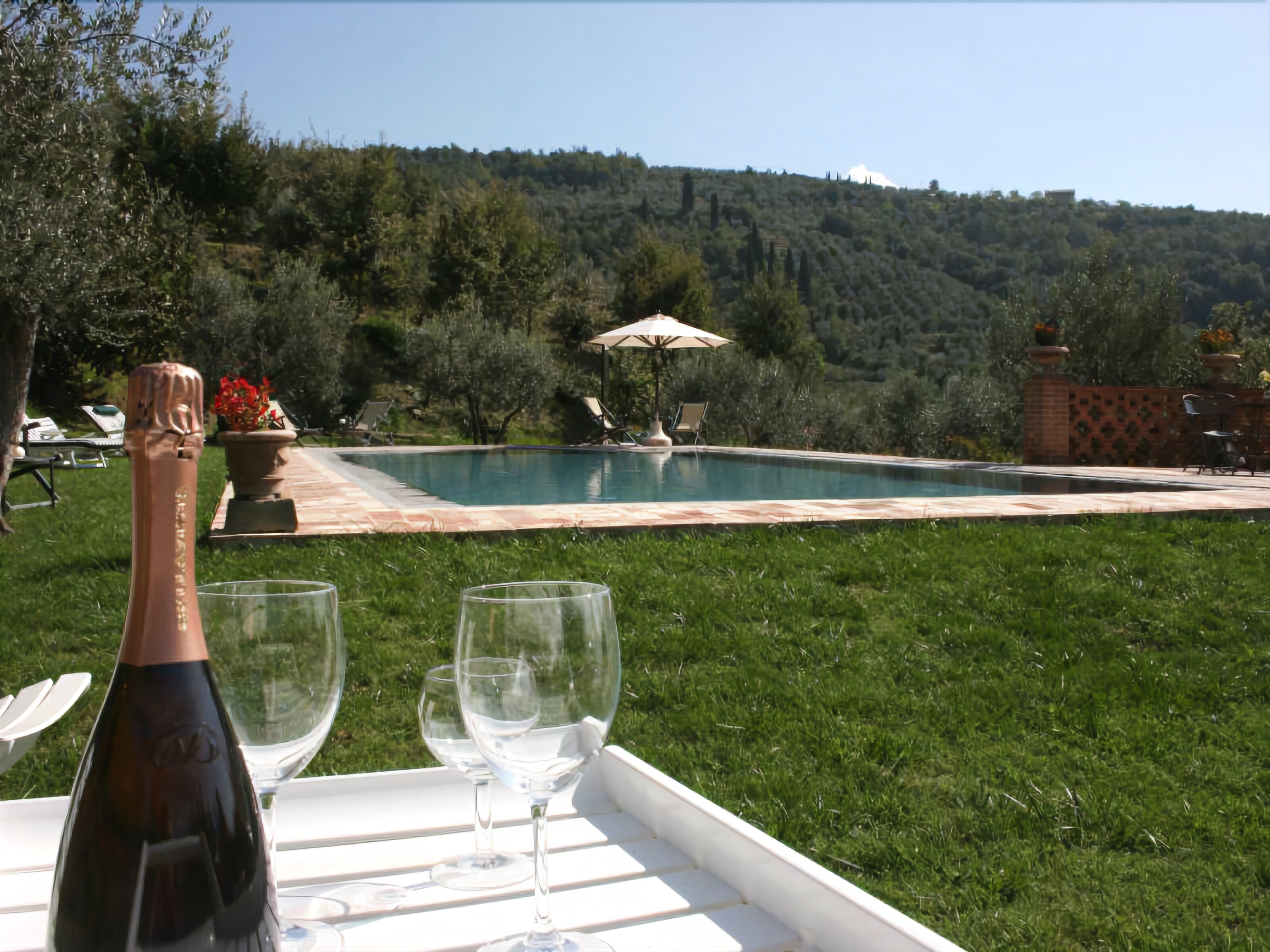 Außenpool (je nach Saison geöffnet), Sonnenschirme, Liegestühle