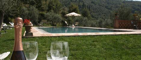 Außenpool (je nach Saison geöffnet), Sonnenschirme, Liegestühle