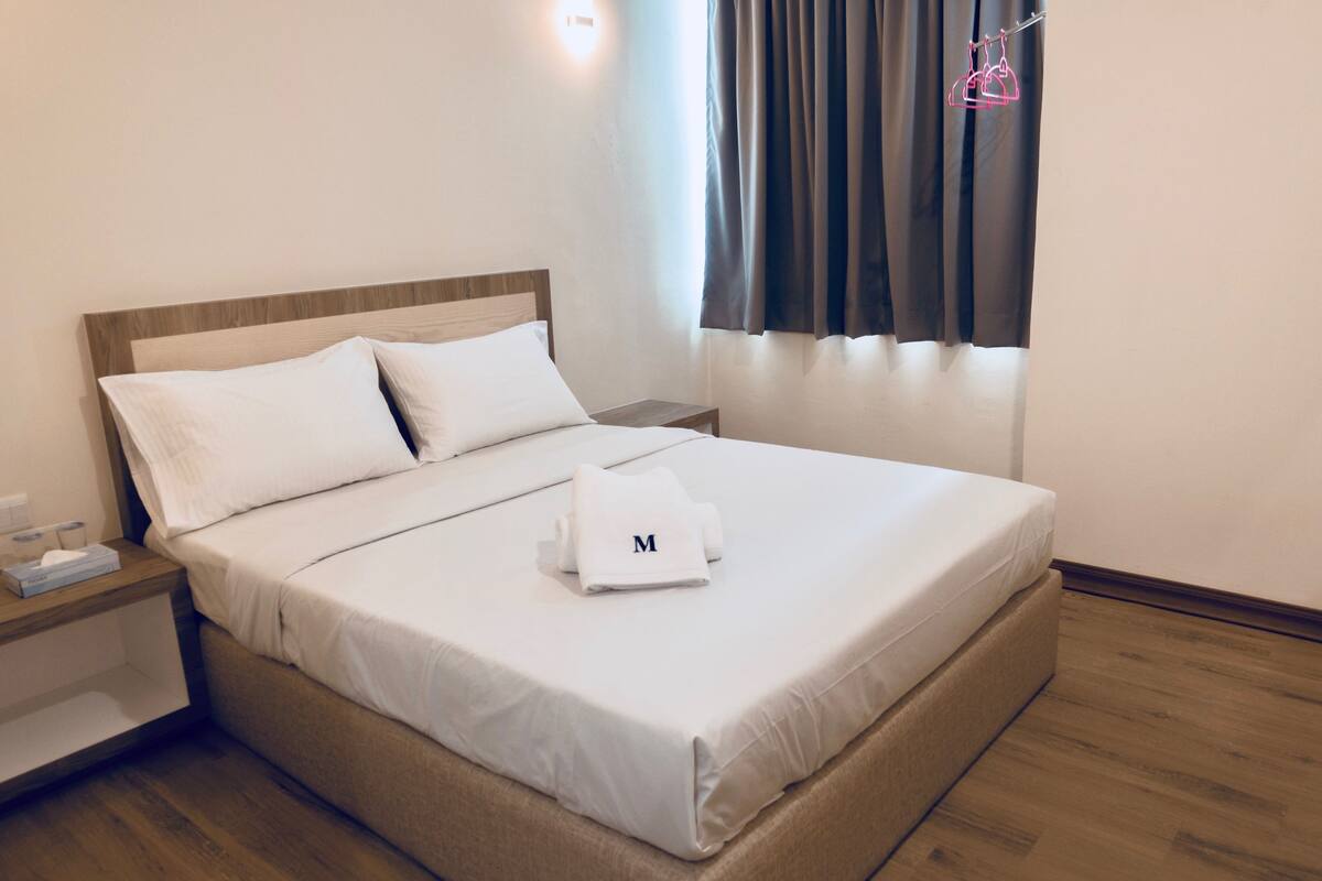 Rom – deluxe, 1 queensize-seng | Skrivebord, strykejern/-brett og wi-fi (inkludert)