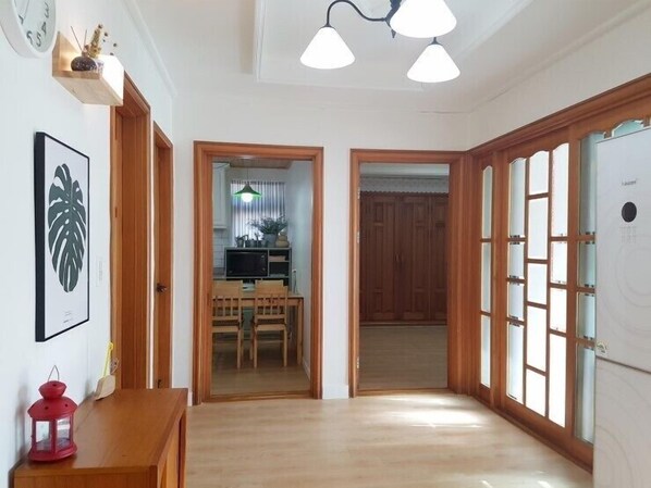 House (Jaemeeitge) | Living area | Flat-screen TV - Jaemeeitge (Seogwipo)