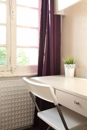 Individuell dekoriert, individuell eingerichtet, Schreibtisch