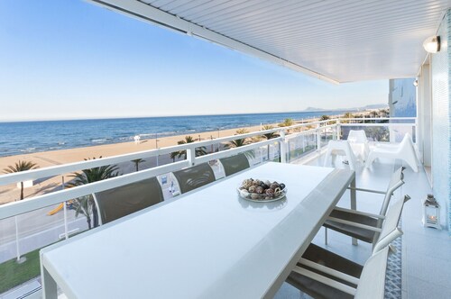 Amazing, 5 stars! Beautiful 27m2 terrace beachfront condo! WIFI 150MBS - ONLY FAMILIES