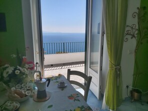 Panoramic Triple Room, Sea View | Living area | Flat-screen TV - Residenza Gennaro (Amalfi)