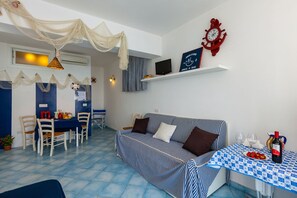 Classic-Suite, Terrasse, Meerblick | Wohnbereich | Flachbildfernseher