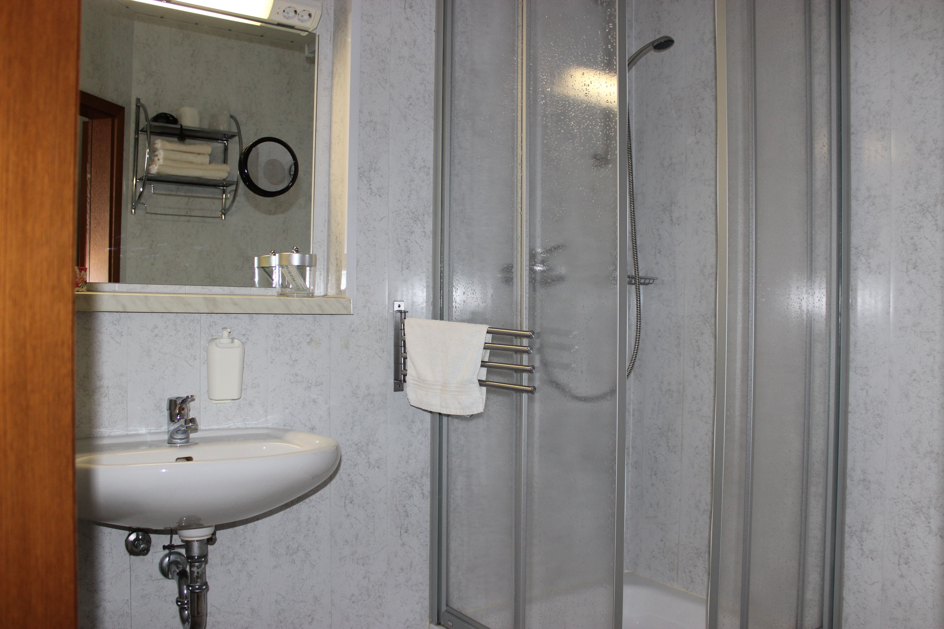 basic twin room, 1 single bed, non smoking | bathroom | shower, free toiletries, hair dryer, towels