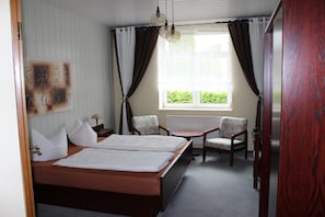 Desk, free WiFi, bed sheets - Gasthof und Pension Frankenthal (Gera)