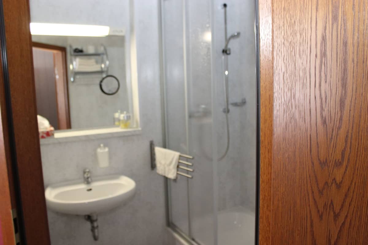 basic twin room, 1 single bed, non smoking | room amenity