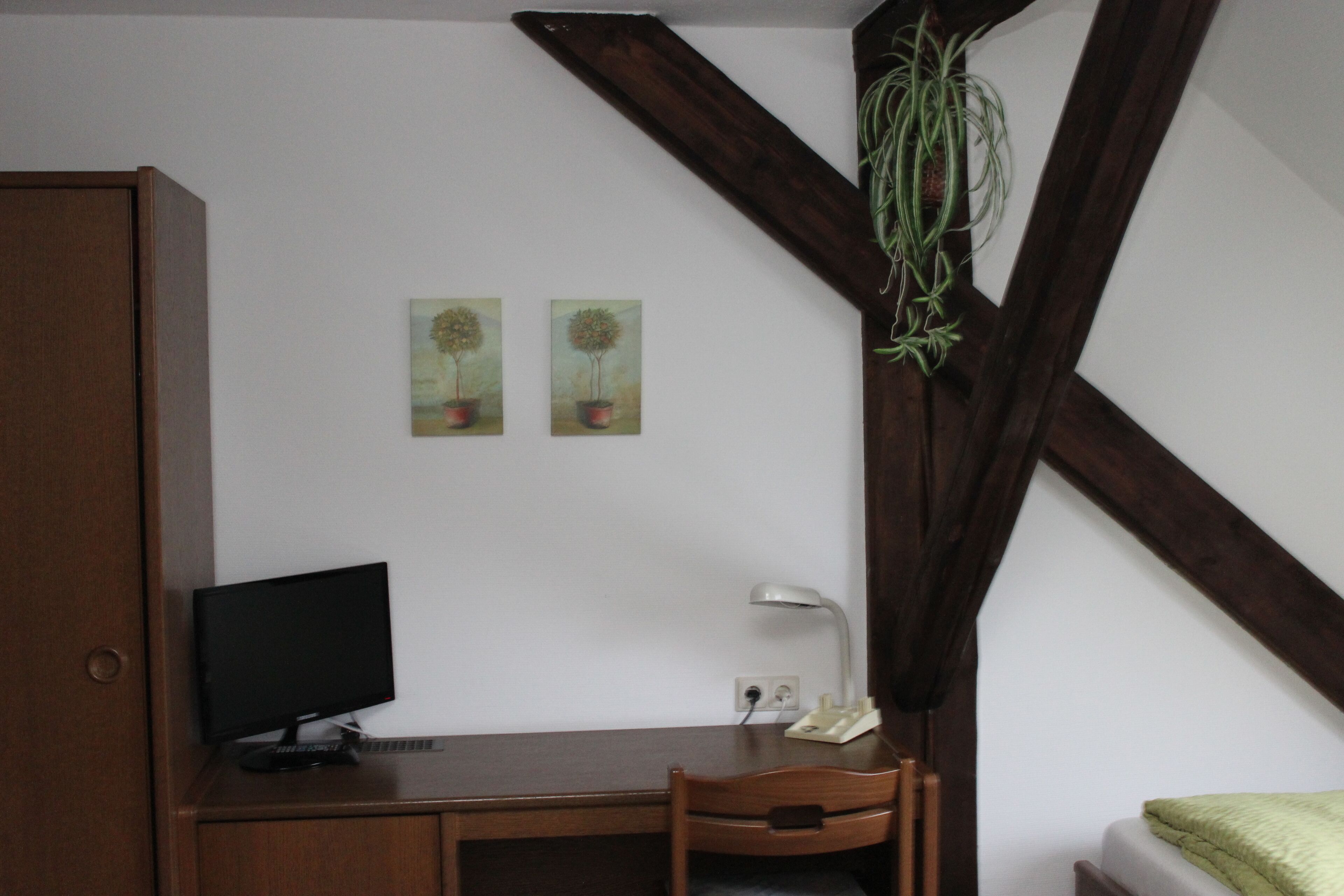 basic twin room, 1 single bed, non smoking | living area | flat-screen tv