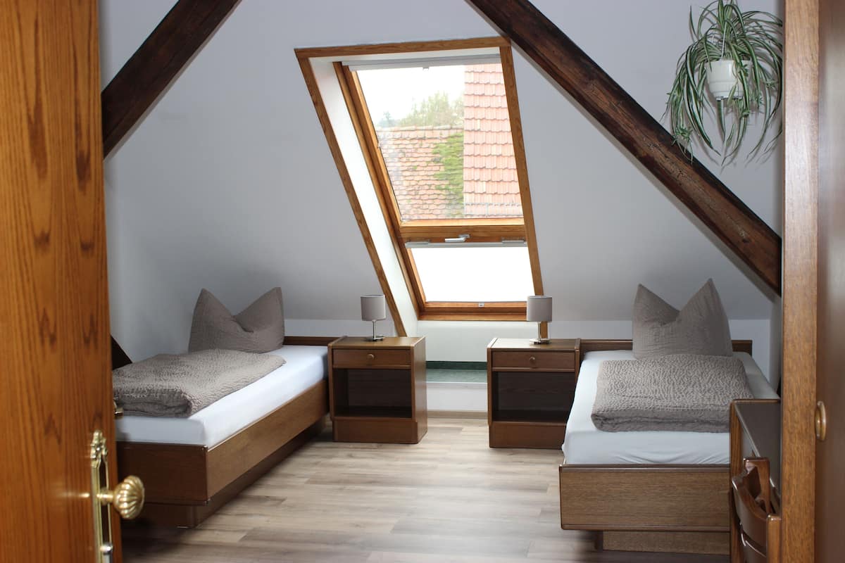 basic twin room, 1 single bed, non smoking | desk, free wifi, bed sheets