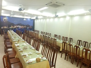 Breakfast, lunch, dinner served; Vietnamese cuisine - Daiichi Cat Ba Hotel (Hai Phong)