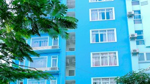 A multi-story hotel with a blue facade, large windows, and a sign for 'KHACH SAN LAN HA'. - Daiichi Cat Ba Hotel (Hai Phong)