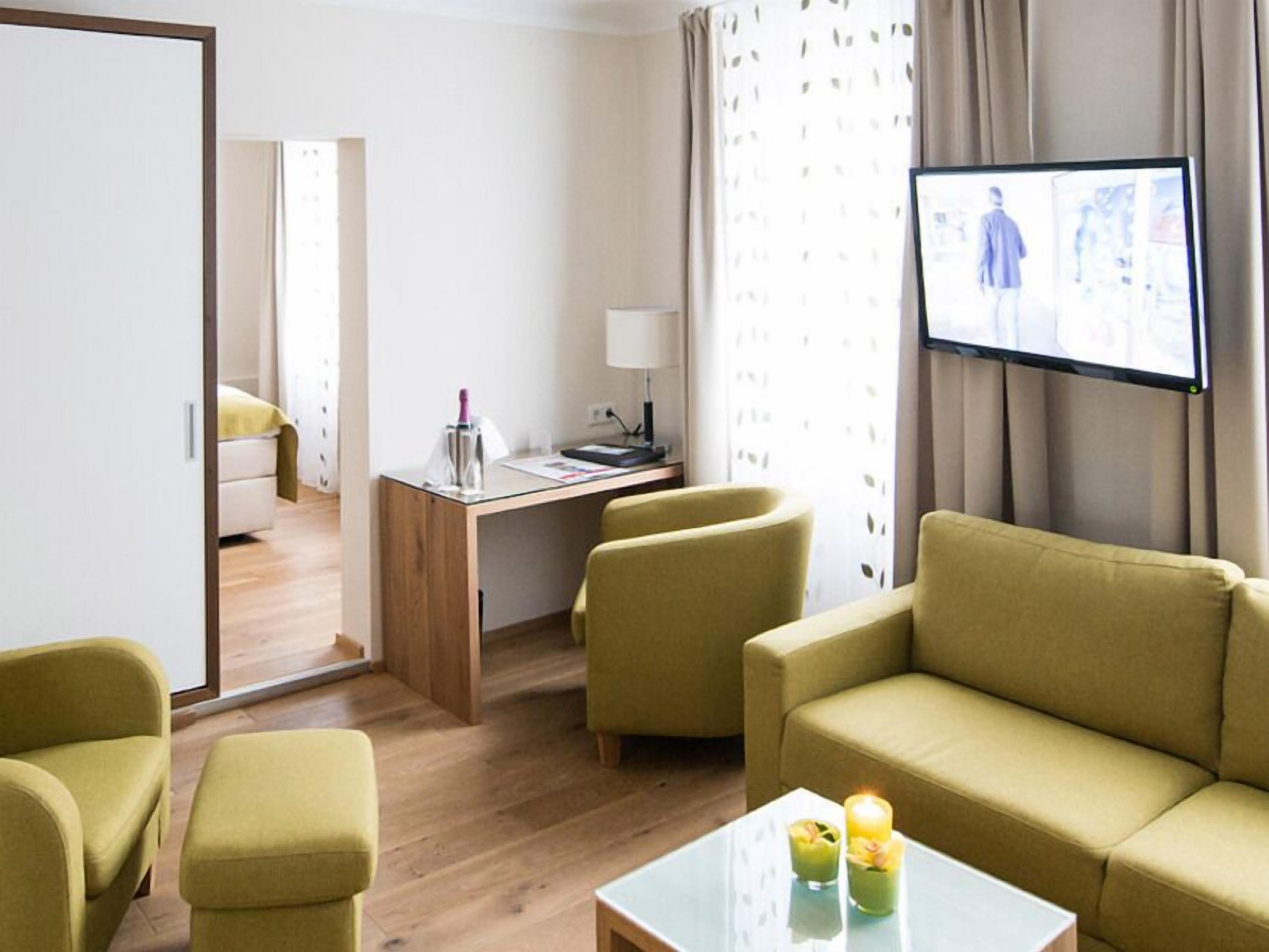 Suite | Meja kerja, tirai kedap cahaya, kedap suara, dan setrika/meja setrika