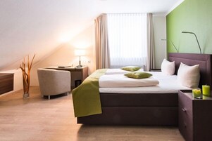 Schreibtisch, Verdunkelungsvorhänge, schallisolierte Zimmer