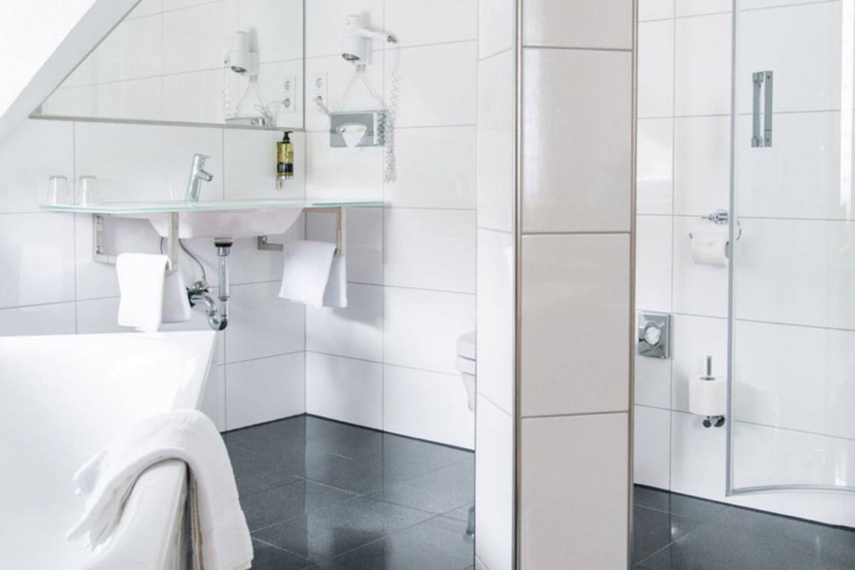 deep-soaking bathtub, hair dryer, towels