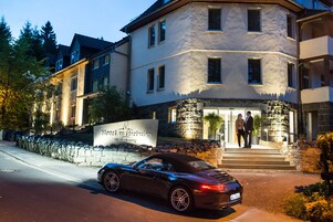 Fassade der Unterkunft – Abend/Nacht