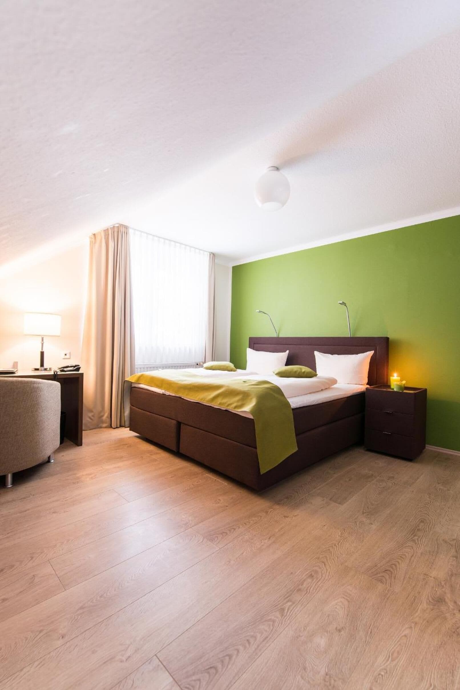 Skrivebord, blendingsgardiner, lydisolert og strykejern/-brett