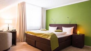 Skrivebord, blendingsgardiner, lydisolert og strykejern/-brett