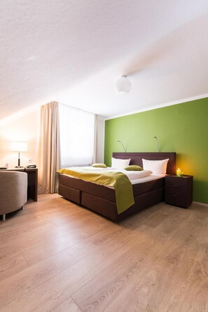 办公桌、遮光窗帘、隔音、熨斗/熨板